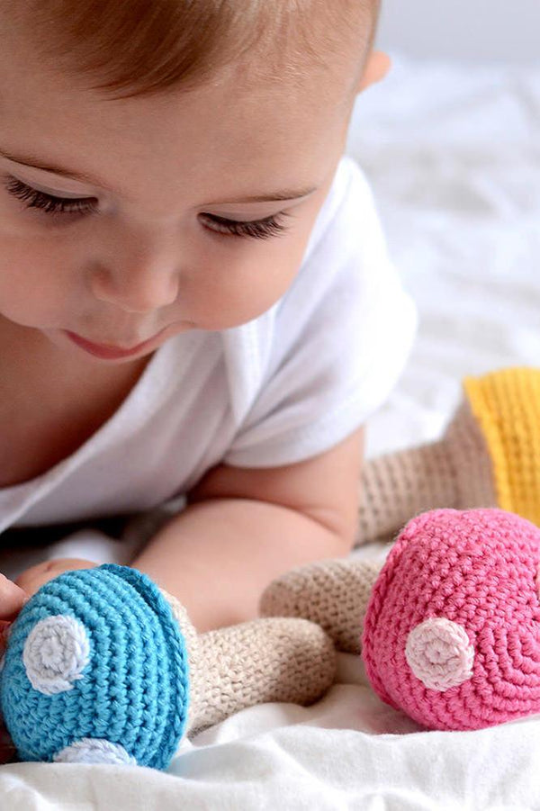 Hochet bébé pour idée cadeaux de naissance original - aPunt Barcelona - Hochet en Crochet Champignon Bleu en coton bio - Photo 2