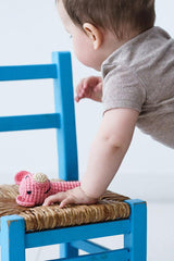 Hochet bébé pour idée cadeaux de naissance original - aPunt Barcelona - Hochet en Crochet Cochon Rose en coton bio - Photo 2