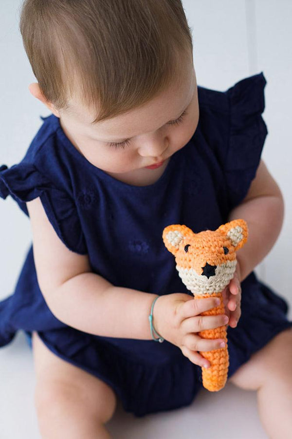 Hochet bébé pour idée cadeaux de naissance original - aPunt Barcelona - Hochet en Crochet Renard Orange en coton bio - Photo 2