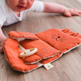 Jeu d'éveil bébé pour idée cadeaux de naissance original - aPunt Barcelona - Jeu d'éveil Sensoriel Lion Rouge Argile en coton bio - Photo 4
