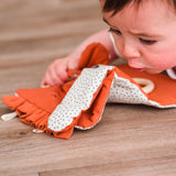 Jeu d'éveil bébé pour idée cadeaux de naissance original - aPunt Barcelona - Jeu d'éveil Sensoriel Lion Rouge Argile en coton bio - Photo 5