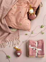 Jeu d'éveil bébé pour idée cadeaux de naissance original - Fabelab - Jouet à Suspendre en Coton Bio Fraise en coton bio - Photo 4