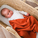 Lange bébé pour idée cadeaux de naissance original - aPunt Barcelona - Lange en Mousseline Bio Rouge Argile en coton bio - Photo 3