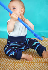 Pantalon bébé pour idée cadeaux de naissance original - Petites Menottes - Pantalon Evolutif Cétacés en coton bio - Photo 2