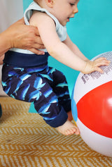 Pantalon bébé pour idée cadeaux de naissance original - Petites Menottes - Pantalon Evolutif Cétacés en coton bio - Photo 4