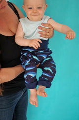 Pantalon bébé pour idée cadeaux de naissance original - Petites Menottes - Pantalon Evolutif Cétacés en coton bio - Photo 5