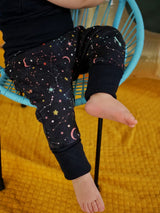 Pantalon bébé pour idée cadeaux de naissance original - Petites Menottes - Pantalon Evolutif Cosmos en coton bio - Photo 3