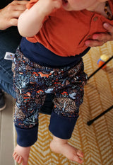 Pantalon bébé pour idée cadeaux de naissance original - Petites Menottes - Pantalon Evolutif Hallerbos en coton bio - Photo 2