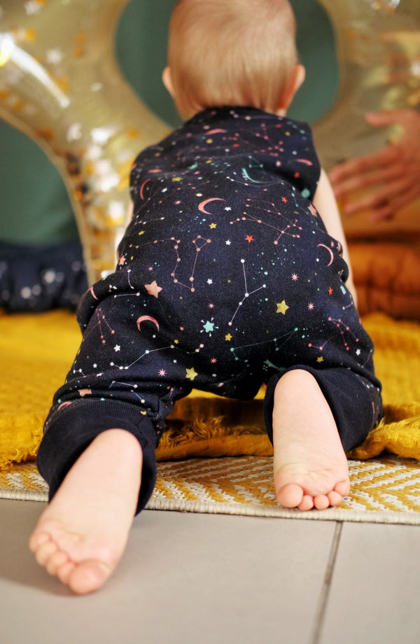 Salopette bébé pour idée cadeaux de naissance original - Petites Menottes - Salopette Evolutive Cosmos en coton bio - Photo 2