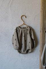 Barboteuse ML bébé pour idée cadeaux de naissance original - Studio Bohème - Barboteuse Esmée Prunes Taupe en coton bio - Photo 4