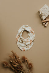 Bavoir bébé pour idée cadeaux de naissance original - Paulin - Bavoir Basile Feuilles Ocre en coton bio - Photo 2