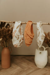 Bavoir bébé pour idée cadeaux de naissance original - Paulin - Bavoir Basile Feuilles Kaki en coton bio - Photo 3