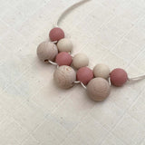 Collier d'allaitement Bébé en Coton Bio - Pitigaïa - Collier de Portage Terracotta Rose - Photo 2