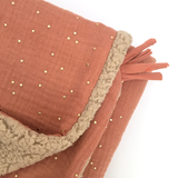 Couverture bébé pour idée cadeaux de naissance original - Petit Pote - Couverture Bébé Sherpa Petits Pois Dorés Rose Marsala en coton bio - Photo 3