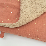 Couverture bébé pour idée cadeaux de naissance original - Petit Pote - Couverture Bébé Sherpa Petits Pois Dorés Rose Marsala en coton bio - Photo 4