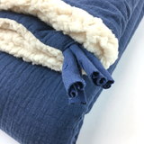 Couverture bébé pour idée cadeaux de naissance original - Petit Pote - Couverture Bébé Sherpa Bleu Indigo en coton bio - Photo 3
