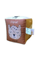 Jeu d'éveil bébé pour cadeau de naissance original - Carotte et Cie - Cube d'éveil Animaux de la Savane en coton bio - Photo 1