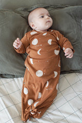 Gigoteuse bébé pour idée cadeaux de naissance original - Minabulle - Gigoteuse Nouée Thais Imprimé Lunes Cannelle en coton bio - Photo 2