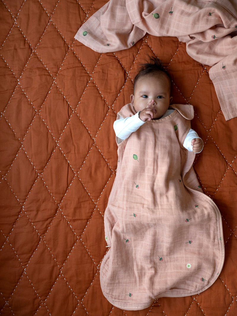 Gigoteuse bébé pour idée cadeaux de naissance original - Fabelab - Gigoteuse d'été en Coton Bio Rose avec Petites Fraises en coton bio - Photo 3