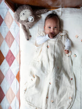 Gigoteuse bébé pour idée cadeaux de naissance original - Fabelab - Gigoteuse d'été en Coton Bio Ecrue avec Petites Pêches en coton bio - Photo 4