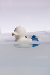 Jouet de Bain bébé pour idée cadeaux de naissance original - Oli & Carol - Jouet de Bain Canard Flo the Floatie Bleu Marine en coton bio - Photo 4