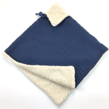 Poncho bébé pour idée cadeaux de naissance original - Petit Pote - Poncho Evolutif Double-Gaze Bleu Indigo & Sherpa Ecrue en coton bio - Photo 3