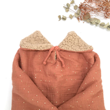 Poncho bébé pour idée cadeaux de naissance original - Petit Pote - Poncho Evolutif Double-Gaze Rose Marsala & Sherpa Ourson en coton bio - Photo 3