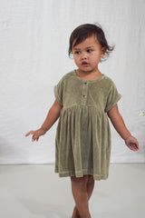 Robe bébé pour idée cadeaux de naissance original - Minabulle - Robe Nora en Eponge Kaki en coton bio - Photo 2