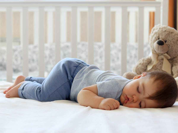 Comment accompagner bébé avec bienveillance vers le sommeil ?