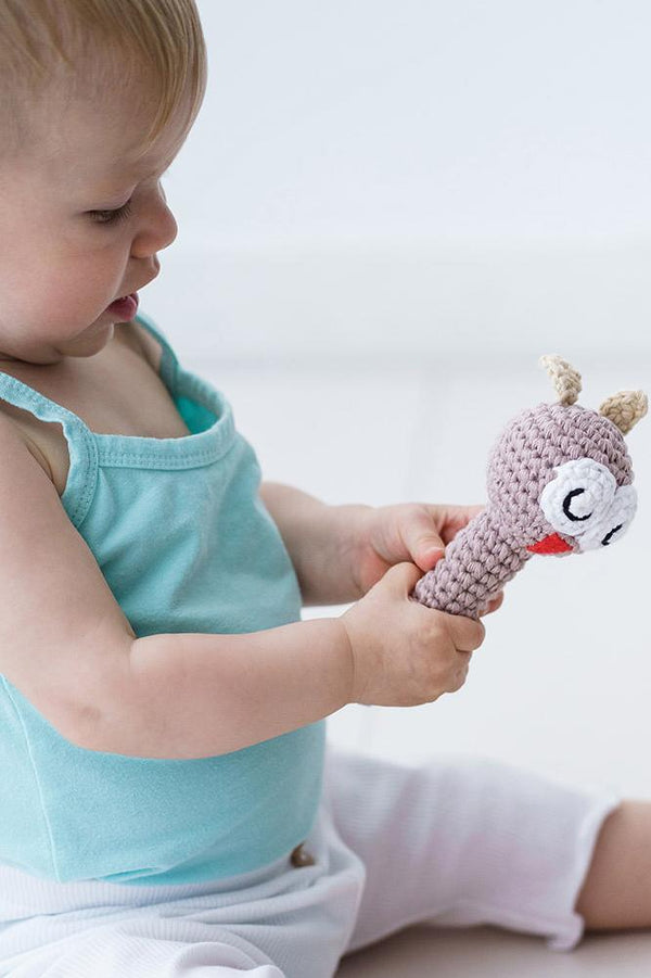 Hochet bébé pour idée cadeaux de naissance original - aPunt Barcelona - Hochet en Crochet Hibou Beige en coton bio - Photo 2