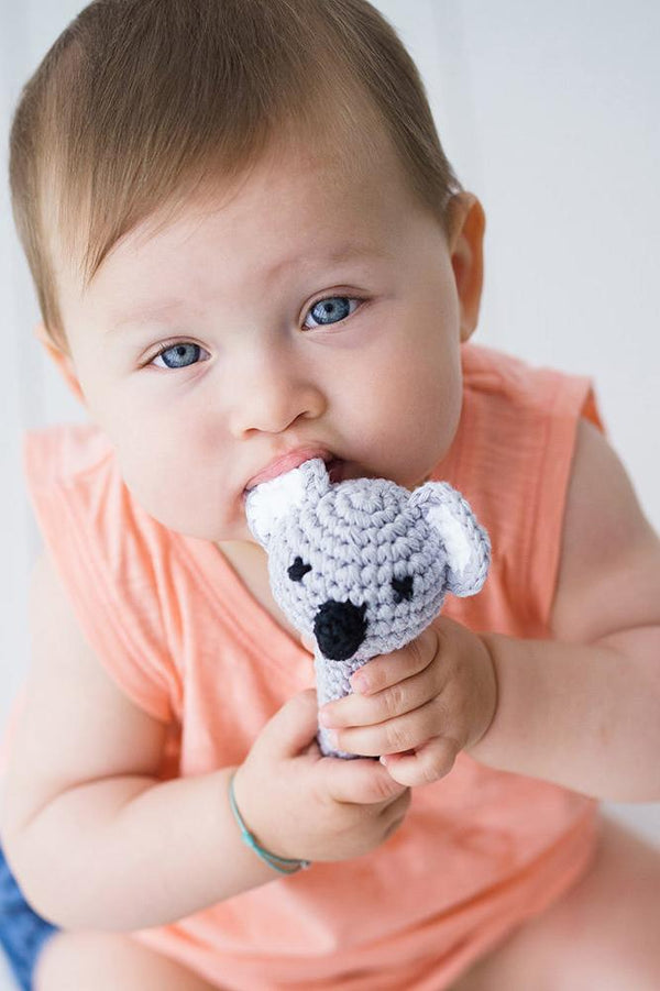 Hochet bébé pour idée cadeaux de naissance original - aPunt Barcelona - Hochet en Crochet Koala Bleu en coton bio - Photo 2