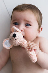 Hochet bébé pour idée cadeaux de naissance original - aPunt Barcelona - Hochet en Crochet Souris Rose en coton bio - Photo 2