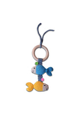 Hochet de Poussette bébé pour cadeau de naissance original - aPunt Barcelona - Hochet de Poussette en Crochet Poissons Bleu en coton bio - Photo 1