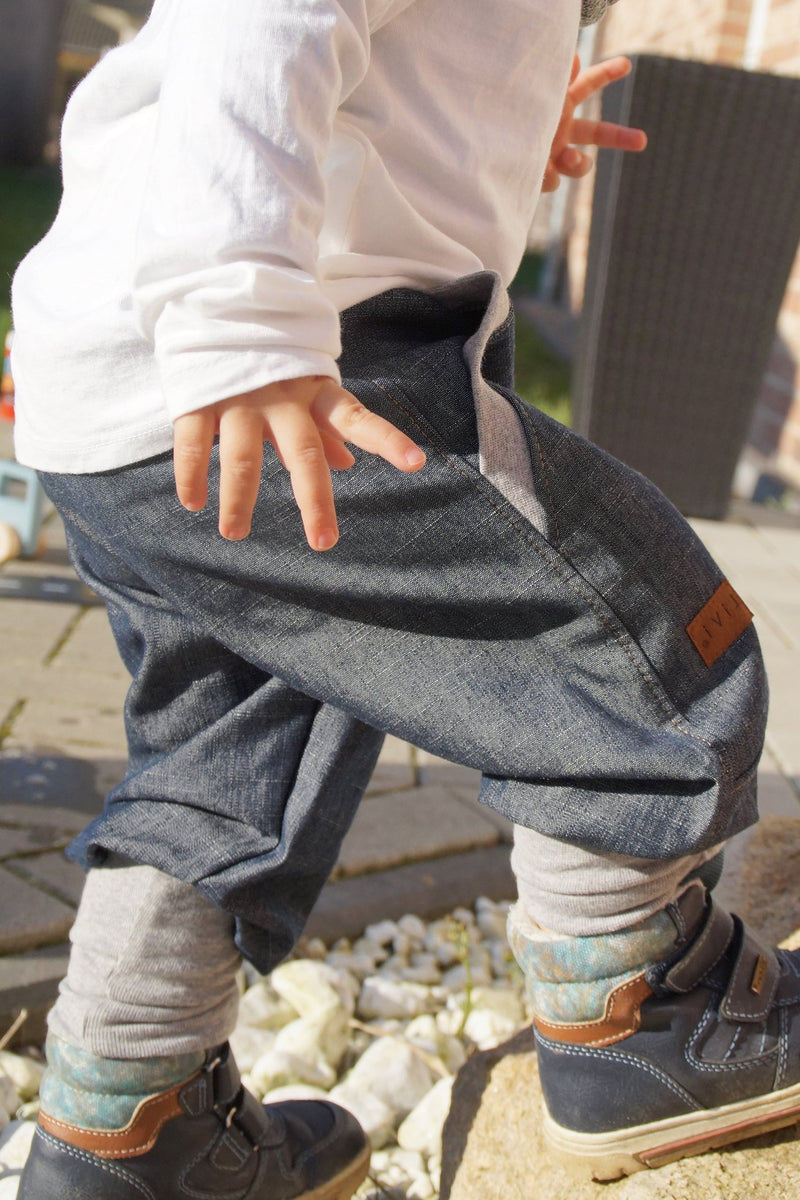 Pantalon bébé pour cadeau de naissance original - Livi - Jeans Streetstyle Bleu Gris en coton bio - Photo 1