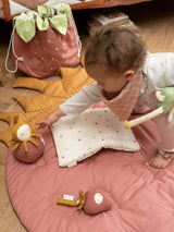 Jeu d'éveil bébé pour idée cadeaux de naissance original - Fabelab - Jouet à Suspendre en Coton Bio Fraise en coton bio - Photo 3