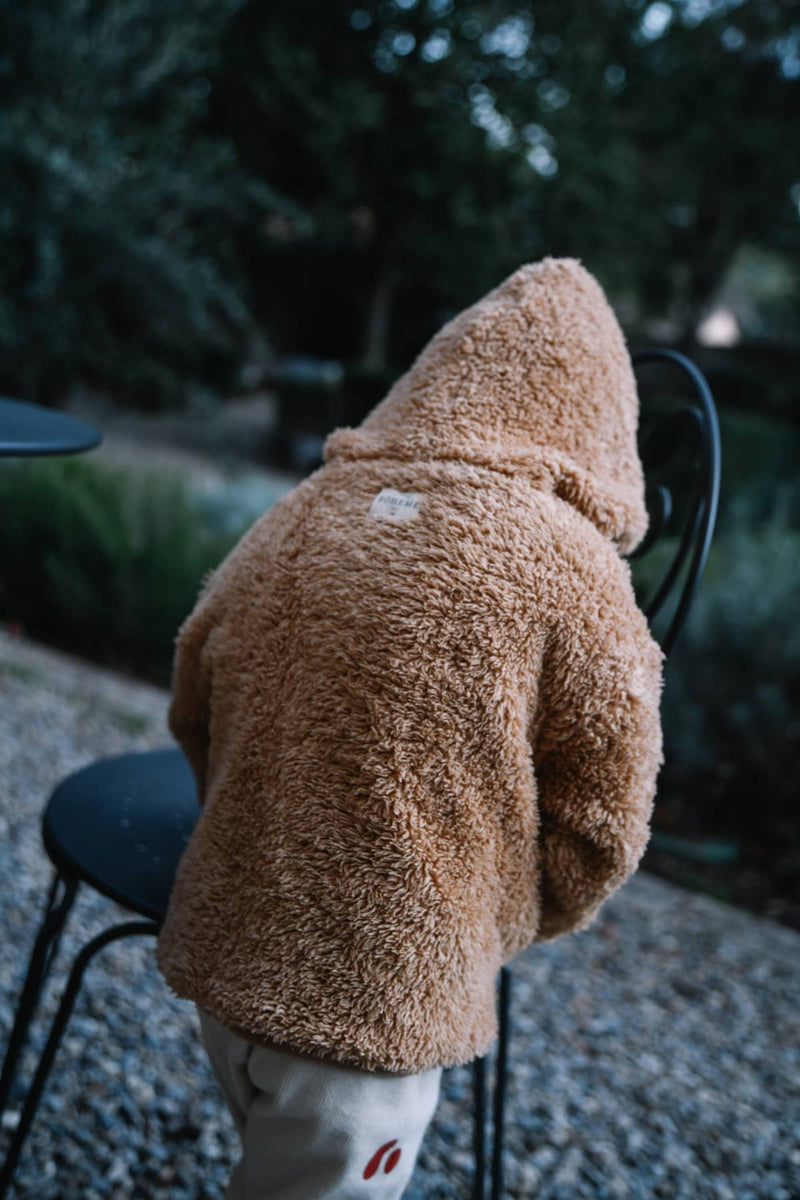 Teddymantel mit goldenem Bärenmuster, Innenseite mit braunen Trauben