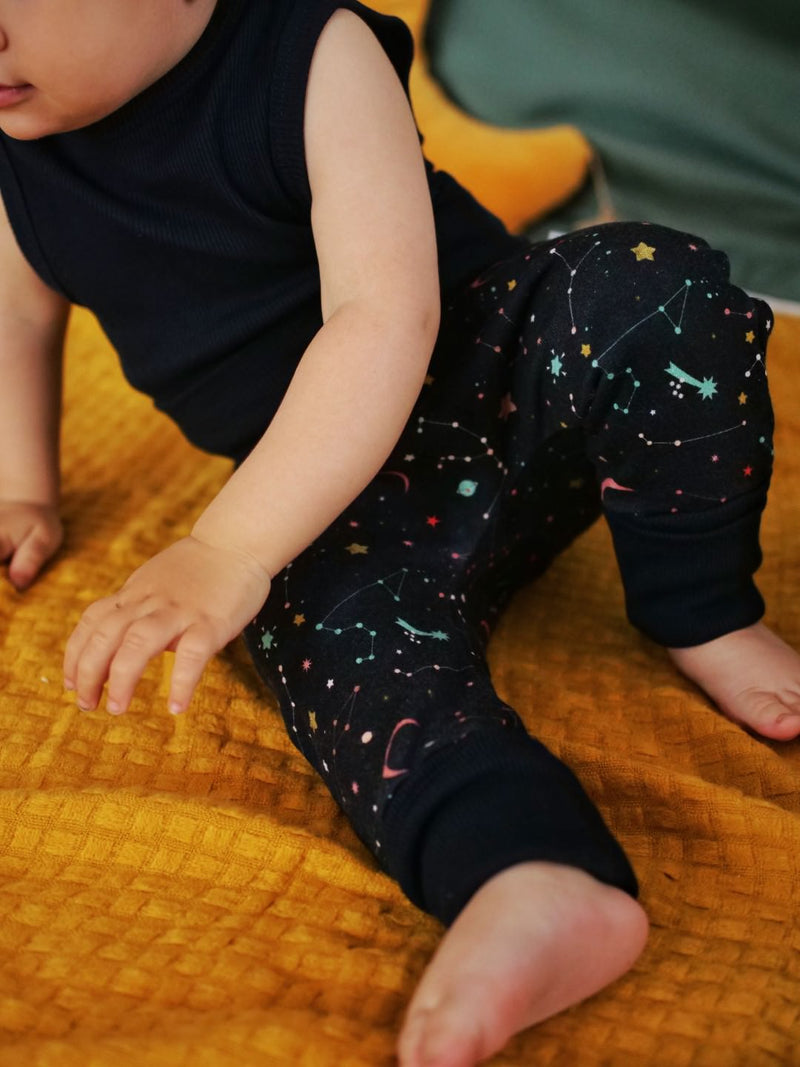 Pantalon bébé pour idée cadeaux de naissance original - Petites Menottes - Pantalon Evolutif Cosmos en coton bio - Photo 5