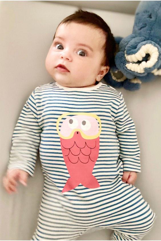Pyjama bébé pour idée cadeaux de naissance original - La Queue Du Chat - Pyjama Poisson Rose Corail Rayures Bleues en coton bio - Photo 3
