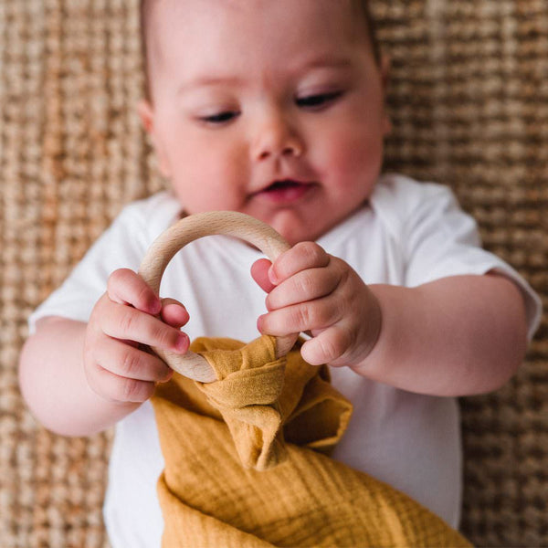 Anneau de Dentition bébé pour idée cadeaux de naissance original - aPunt Barcelona - Anneau de Dentition en Coton Bio Ocre en coton bio - Photo 2