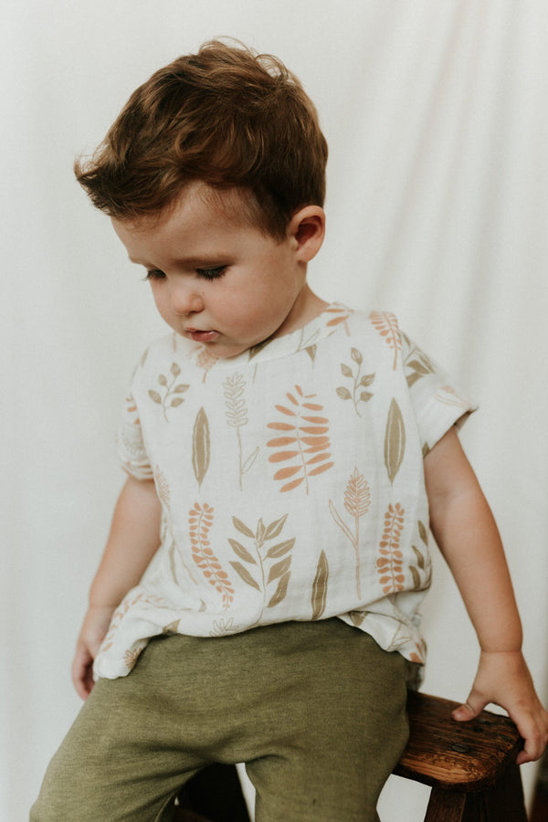 Blouse bébé pour idée cadeaux de naissance original - Paulin - Blouse Aimé Feuilles Ocre en coton bio - Photo 2