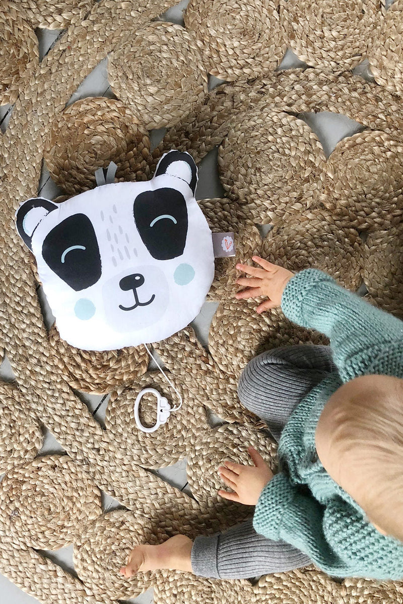 Jeu d'éveil bébé pour idée cadeaux de naissance original - Carotte et Cie - Coussin Musical Panda Mistral Gagnant en coton bio - Photo 2