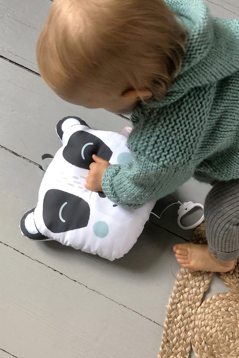 Jeu d'éveil bébé pour idée cadeaux de naissance original - Carotte et Cie - Coussin Musical Panda Mistral Gagnant en coton bio - Photo 3