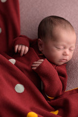 Couverture bébé pour idée cadeaux de naissance original - Micu Micu - Couverture Bébé en Coton Bio Tissé à Pois Bordeaux en coton bio - Photo 2