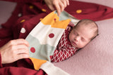 Couverture bébé pour idée cadeaux de naissance original - Micu Micu - Couverture Bébé en Coton Bio Tissé à Pois Bordeaux en coton bio - Photo 3