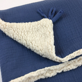Couverture bébé pour idée cadeaux de naissance original - Petit Pote - Couverture Bébé Sherpa Bleu Indigo en coton bio - Photo 4