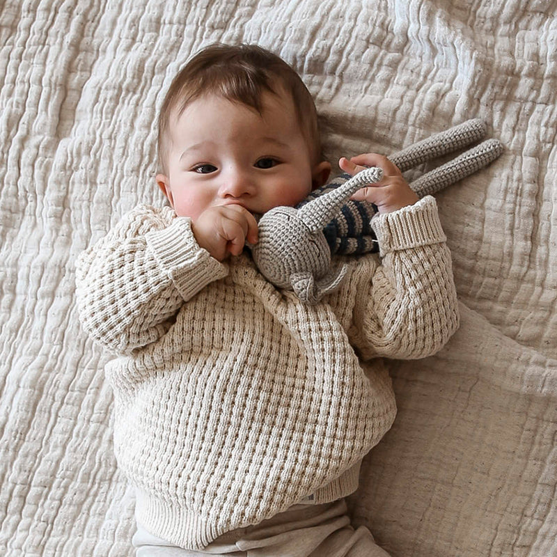 Doudou bébé pour idée cadeaux de naissance original - Patti Oslo - Doudou en Crochet Ellie Eléphant Bleu en coton bio - Photo 5