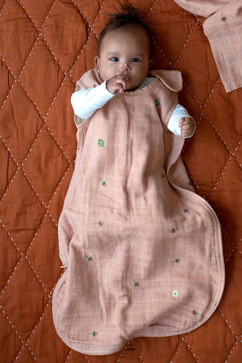 Gigoteuse bébé pour idée cadeaux de naissance original - Fabelab - Gigoteuse d'été en Coton Bio Rose avec Petites Fraises en coton bio - Photo 2