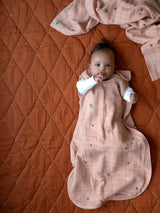 Gigoteuse bébé pour idée cadeaux de naissance original - Fabelab - Gigoteuse d'été en Coton Bio Rose avec Petites Fraises en coton bio - Photo 3