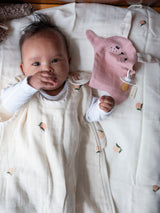 Gigoteuse bébé pour idée cadeaux de naissance original - Fabelab - Gigoteuse d'été en Coton Bio Ecrue avec Petites Pêches en coton bio - Photo 3