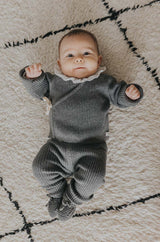 Gilet bébé pour idée cadeaux de naissance original - Buho - Gilet Cache Coeur Gris en coton bio - Photo 2